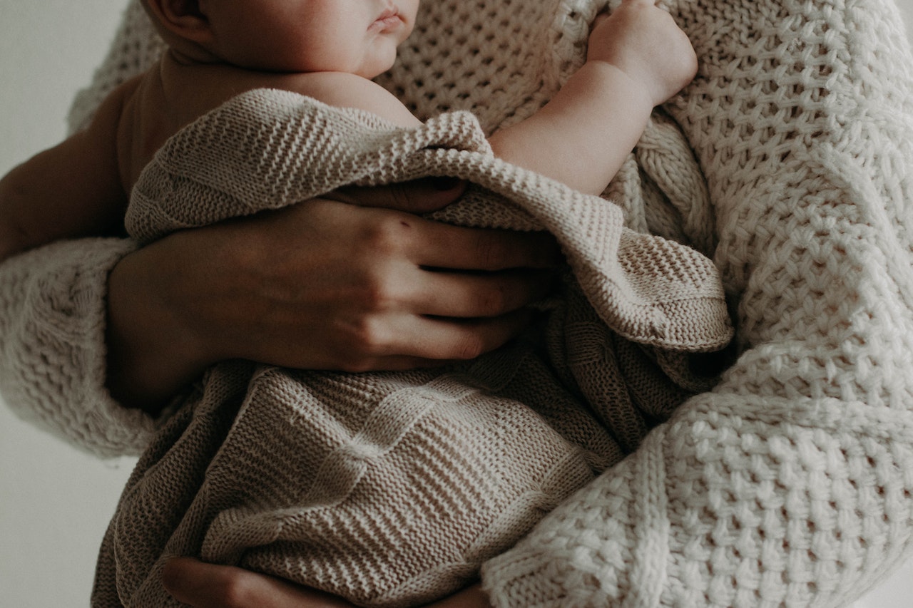 Какво означава да сънуваш, че държиш бебе?